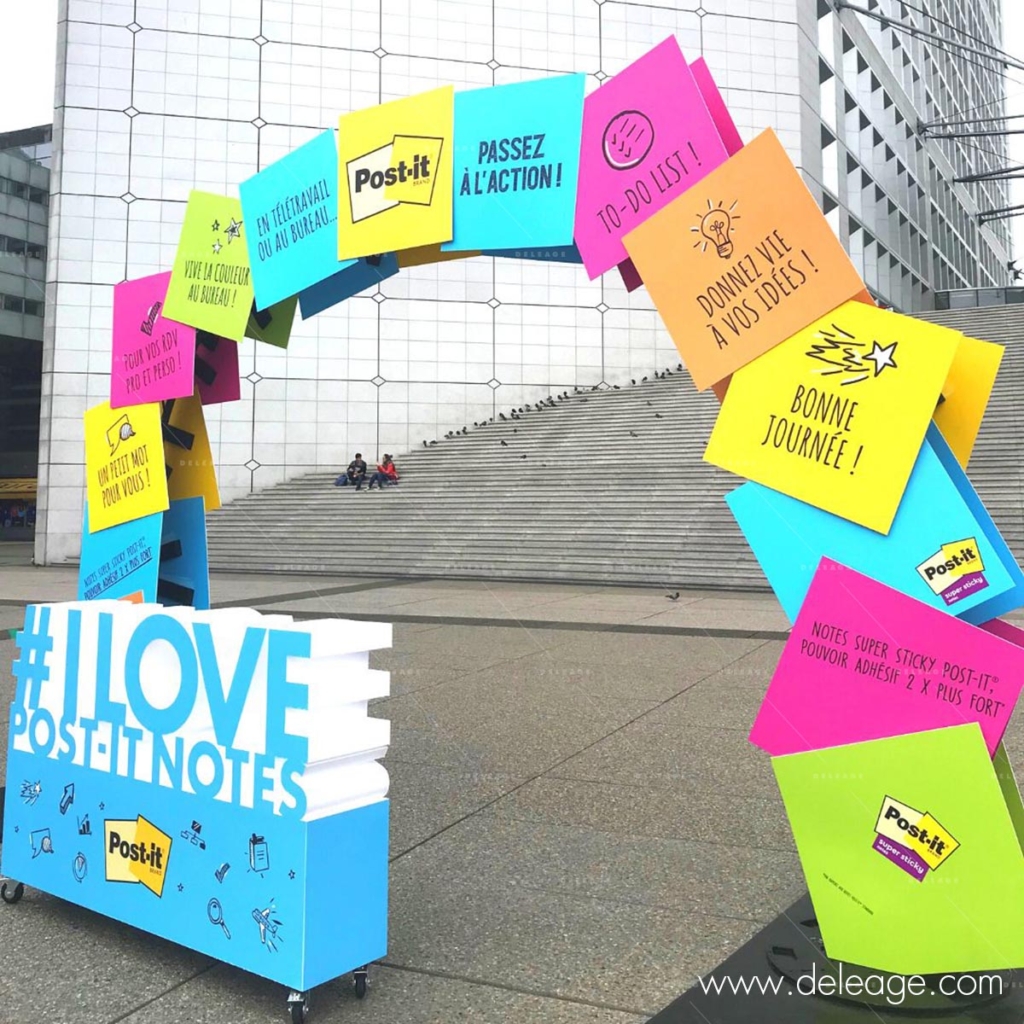 Le logo POST IT roule sur le parvis de la DEFENSE - Lettre Polystyrene